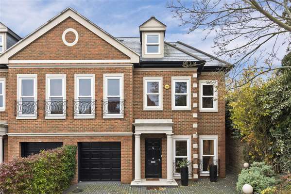 House Warren Close in Elmbridge