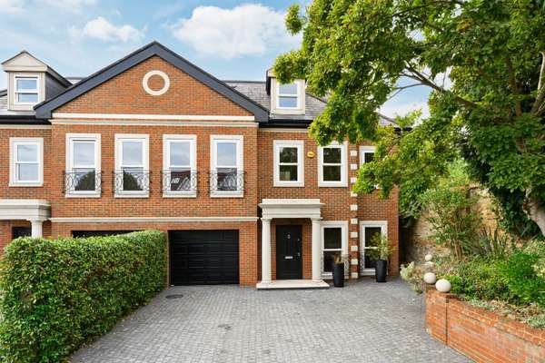 House Warren Close in Elmbridge