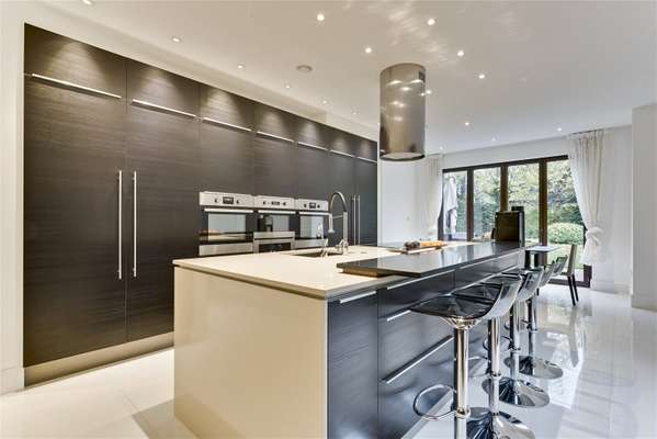 House Warren Close in Elmbridge