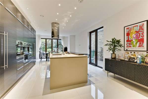 House Warren Close in Elmbridge