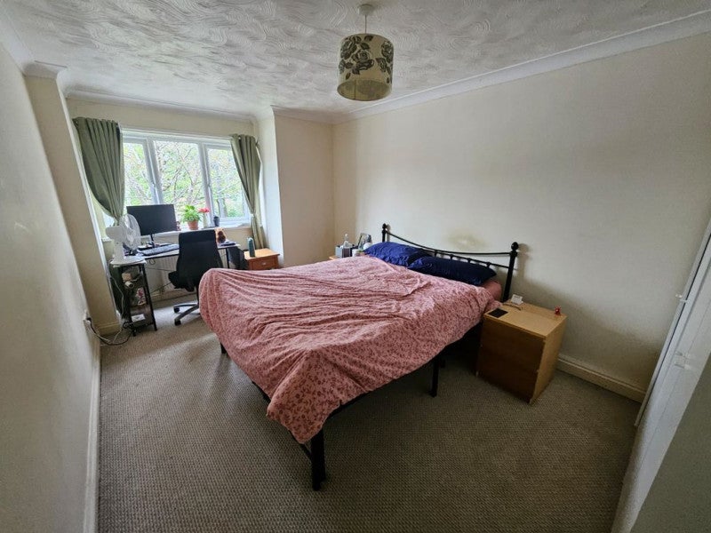 Flat Gallivan Close in Bristol