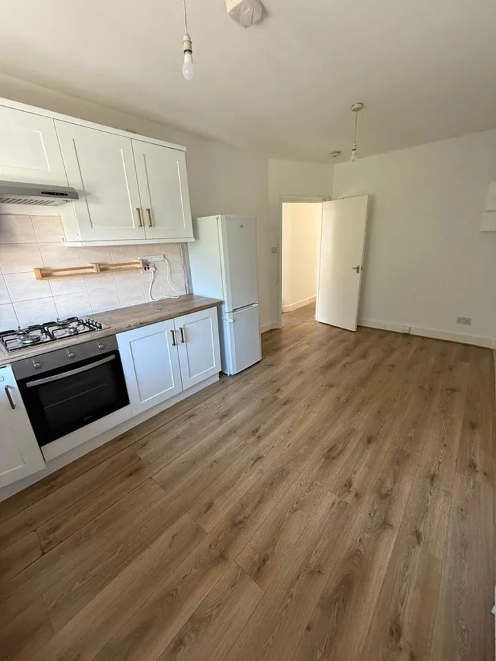 Flat Nant Road in Greater London