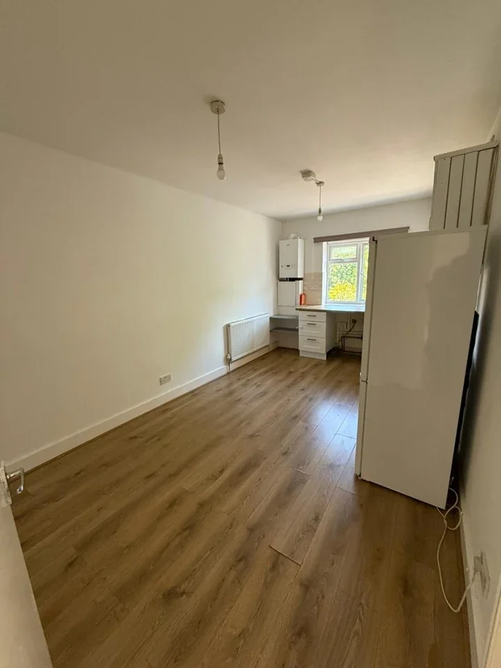 Flat Nant Road in Greater London