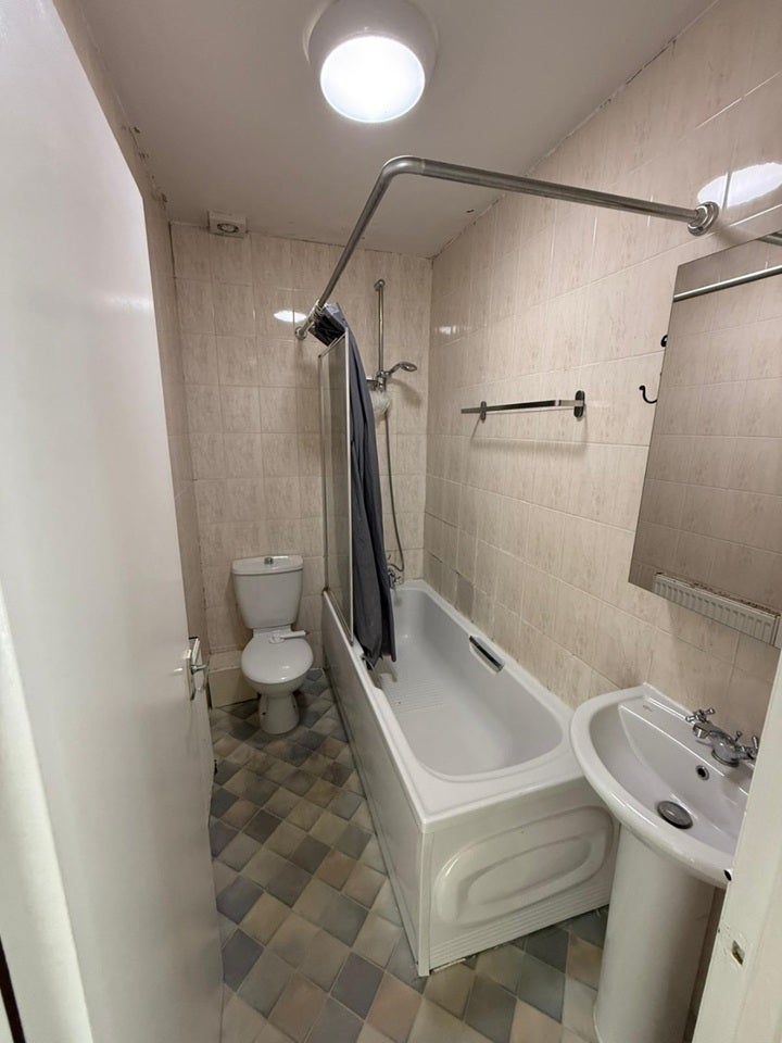 Flat Nant Road in Greater London