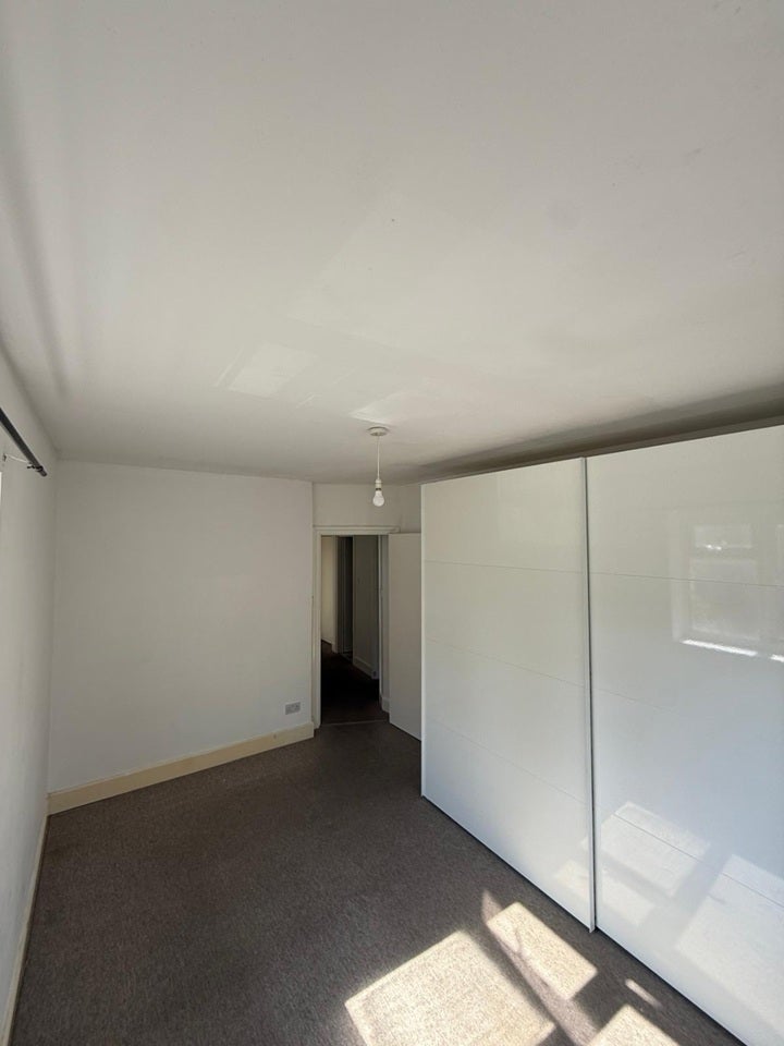 Flat Nant Road in Greater London