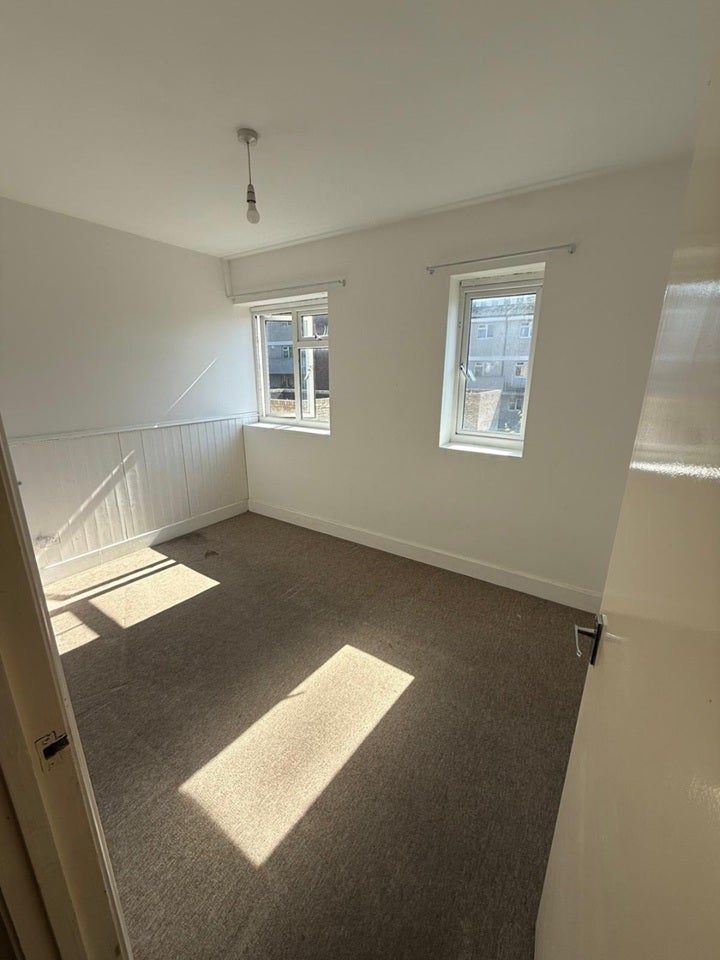 Flat Nant Road in Greater London