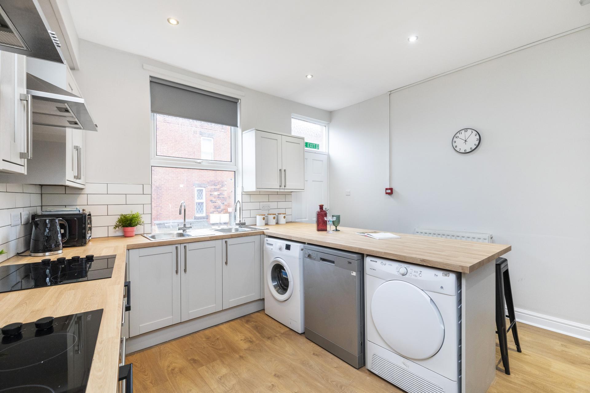 Room Hartley Avenue in Leeds