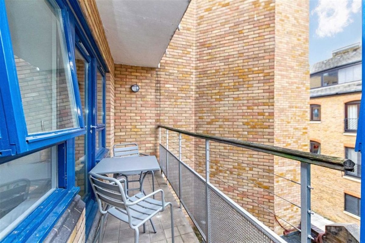Flat Wapping High Street in Greater London