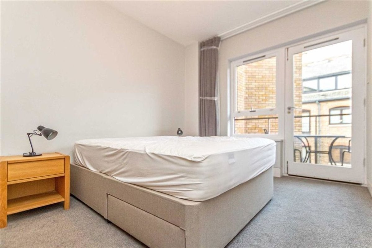Flat Wapping High Street in Greater London