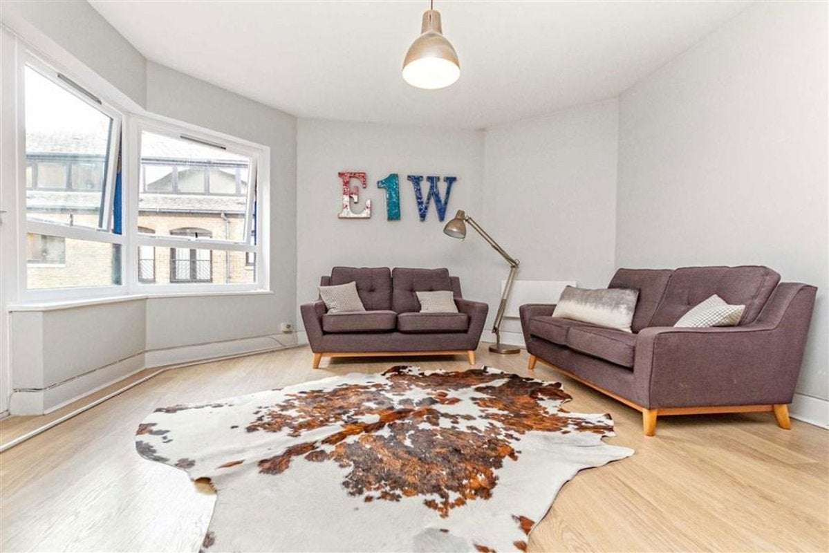 Flat Wapping High Street in Greater London