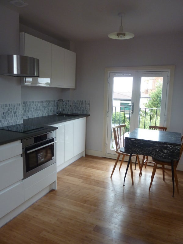 Room Vant Road in Greater London
