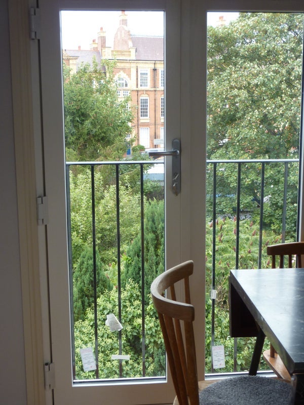 Room Vant Road in Greater London