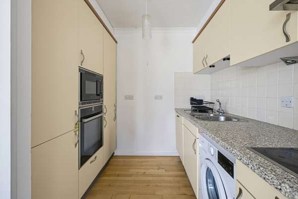 Flat Rotherhithe Street in Greater London