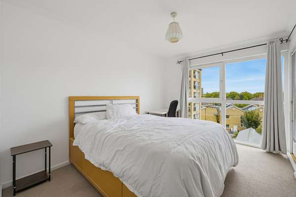 Flat Rotherhithe Street in Greater London