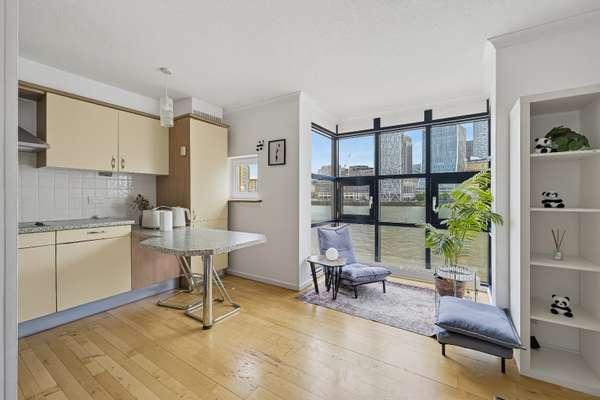 Flat Rotherhithe Street in Greater London