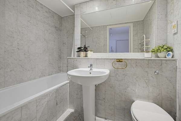 Flat Rotherhithe Street in Greater London