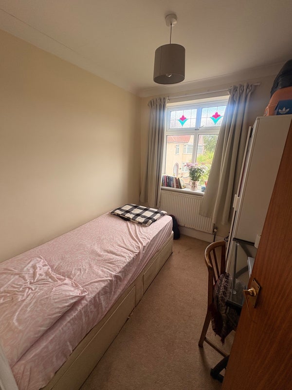 Room Hollyleigh Avenue in Bristol