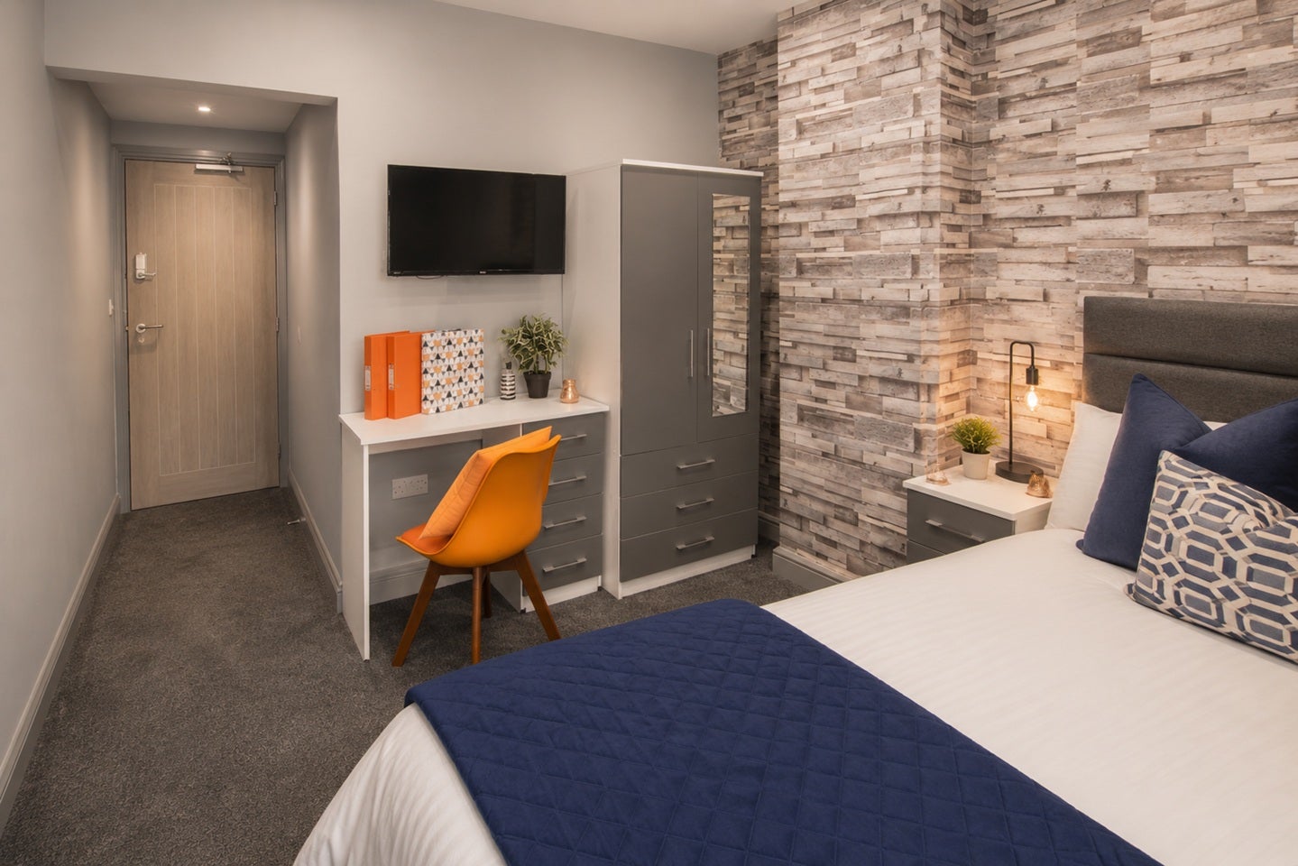 Room Dulverton Road in Leicester