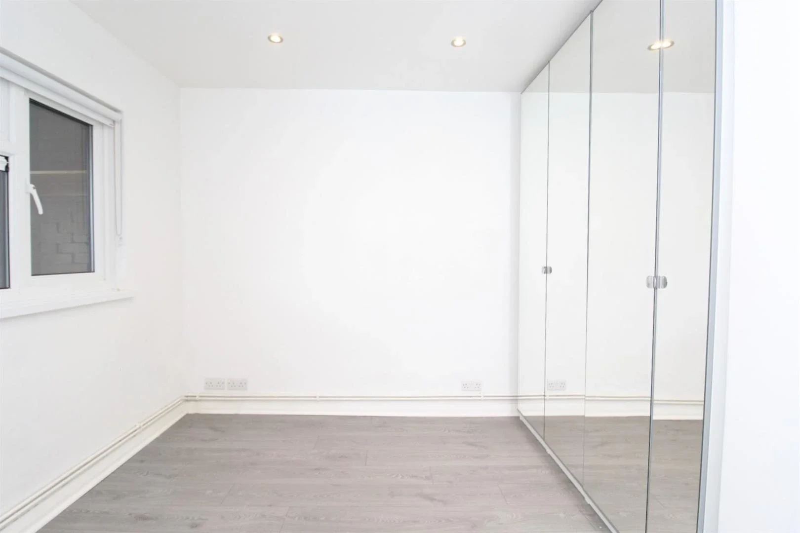 Flat Yardley Lane in Greater London