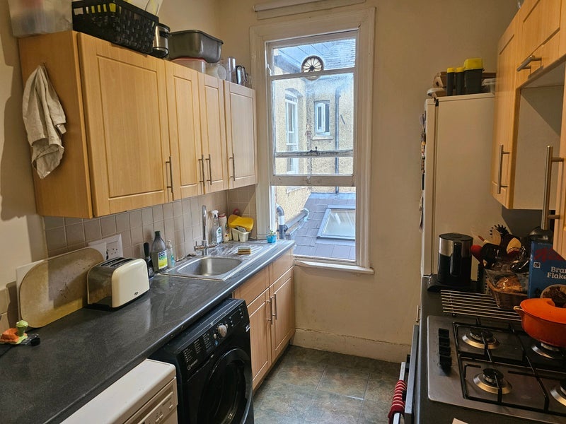 Room Stanhope Avenue in Greater London