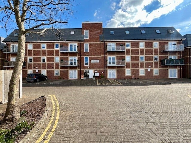 Flat Gatehouse Way in Aylesbury