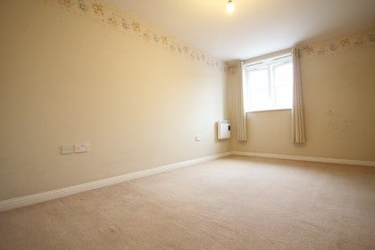 Flat Three Valleys Way in Hertsmere