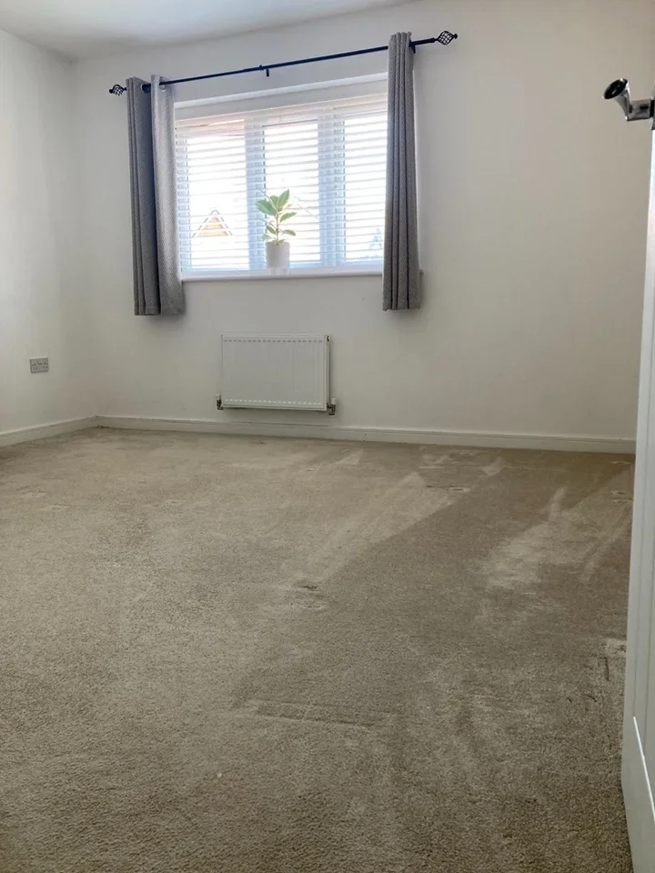 Room Hawthorn Way in Wealden