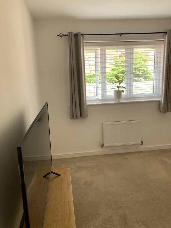 Room Hawthorn Way in Wealden