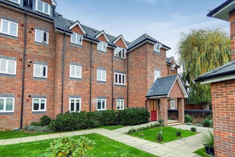 Flat Sir Cyril Black Way in Greater London