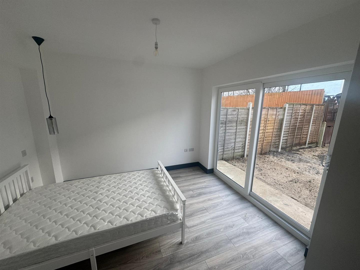 Flat Woodmansterne Road in Greater London