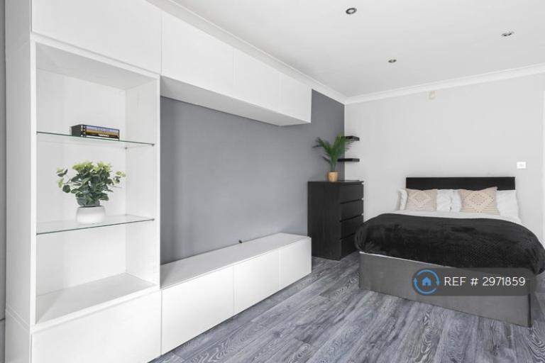 Room Bath Road in Slough
