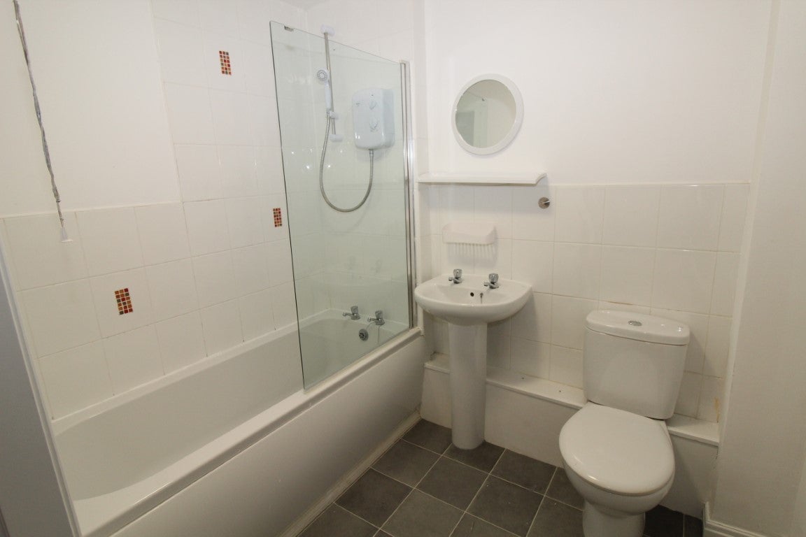 Flat Lowbridge Court in Liverpool