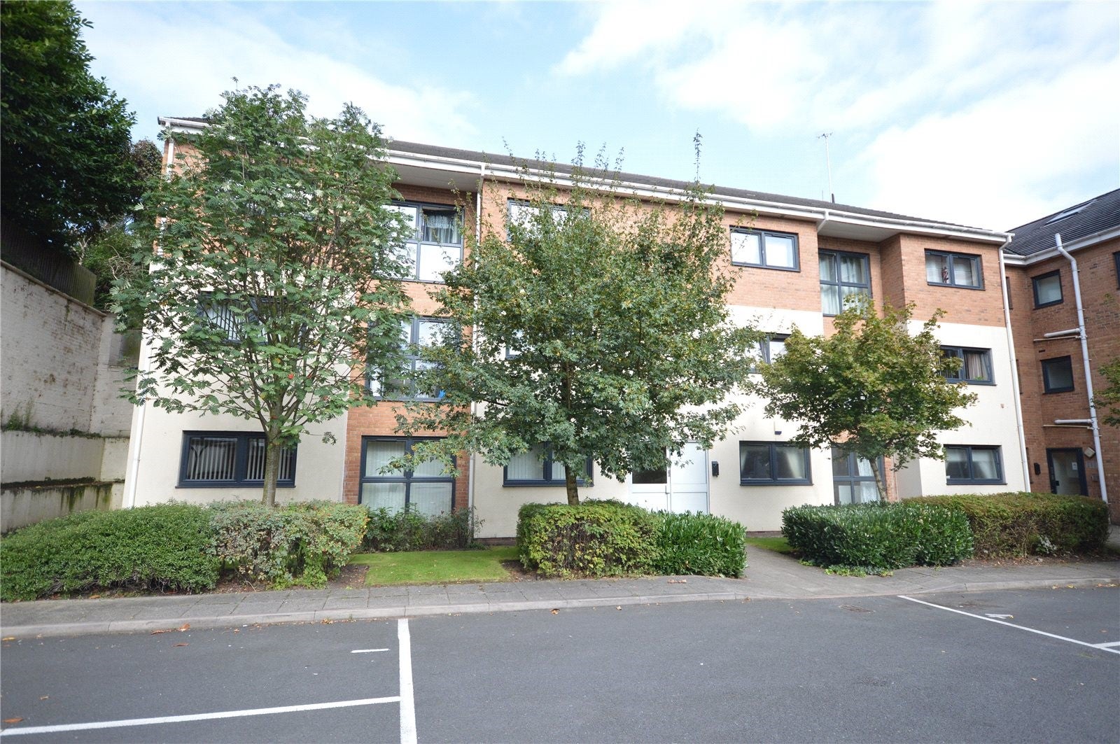 Flat Lowbridge Court in Liverpool