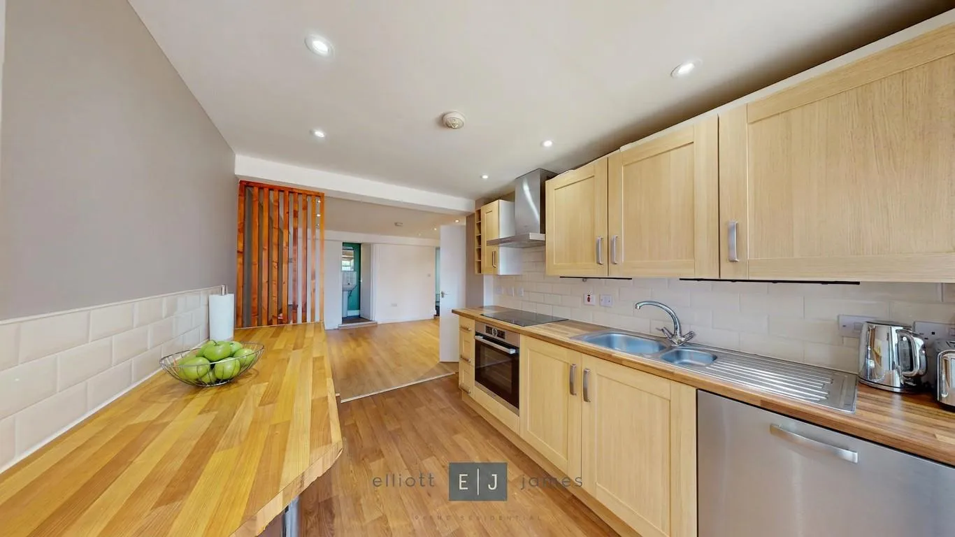 Flat Gordon Road in Greater London