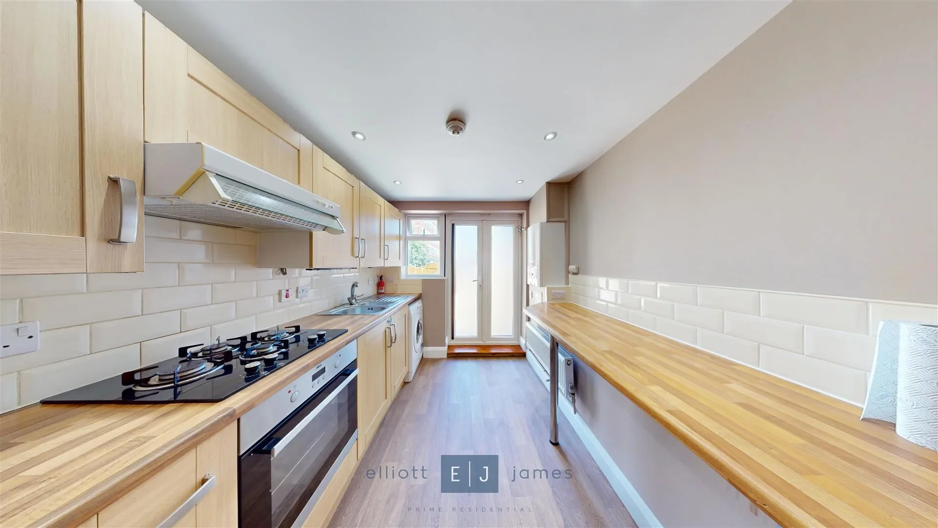 Flat Gordon Road in Greater London