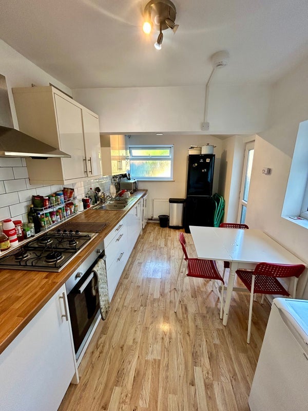 Room Lewington Road in Bristol