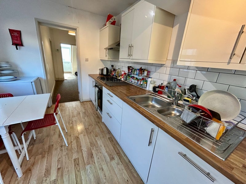 Room Lewington Road in Bristol