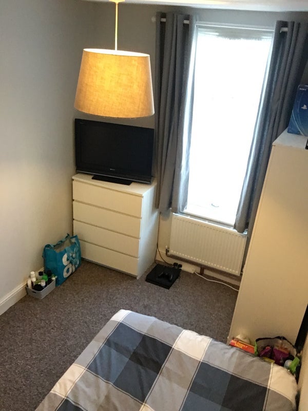 Room Lewington Road in Bristol