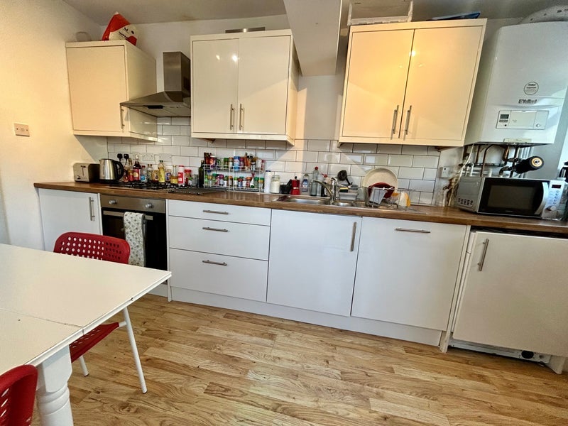 Room Lewington Road in Bristol