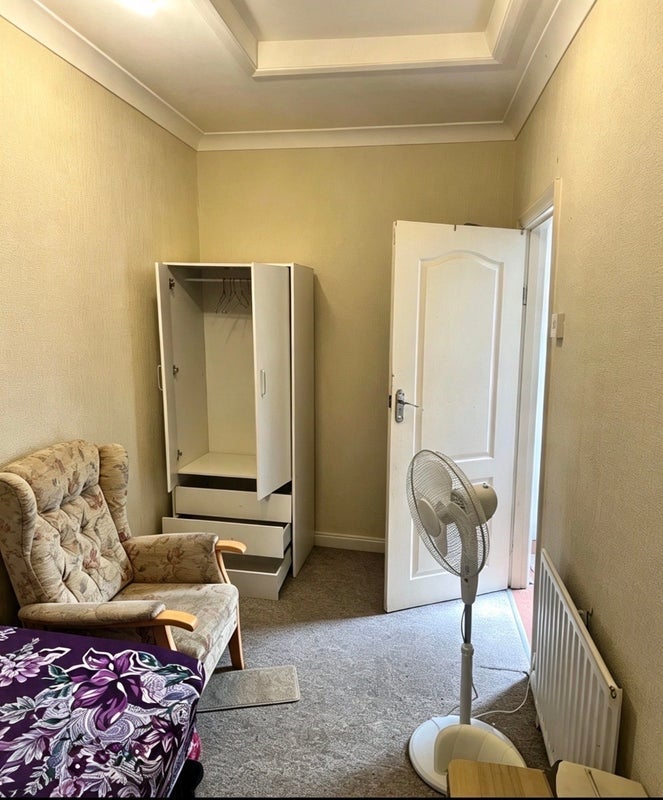 Room Broomhall Road in Greater London