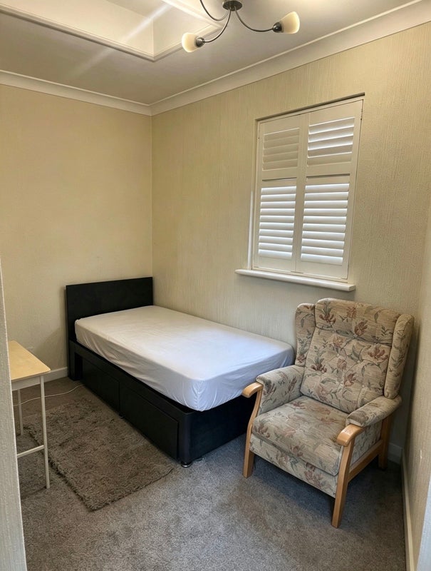 Room Broomhall Road in Greater London