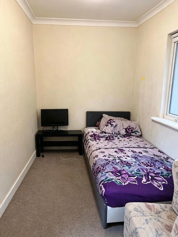 Room Broomhall Road in Greater London
