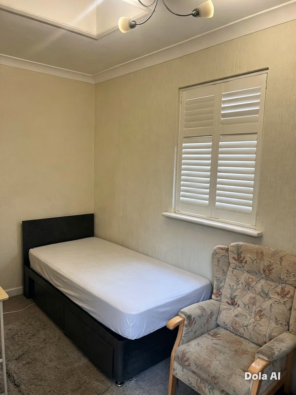 Room Broomhall Road in Greater London