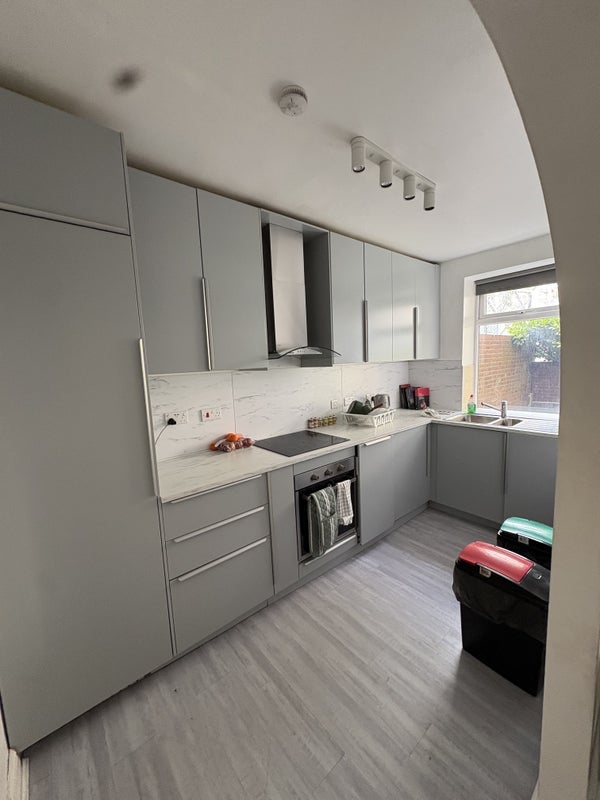 Room Manor Road in Greater London