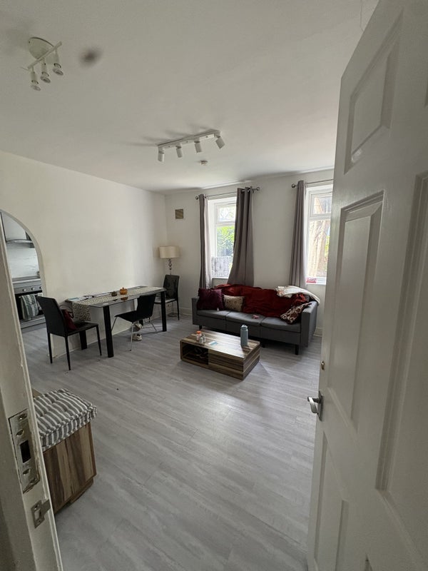 Room Manor Road in Greater London