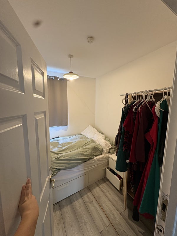 Room Manor Road in Greater London