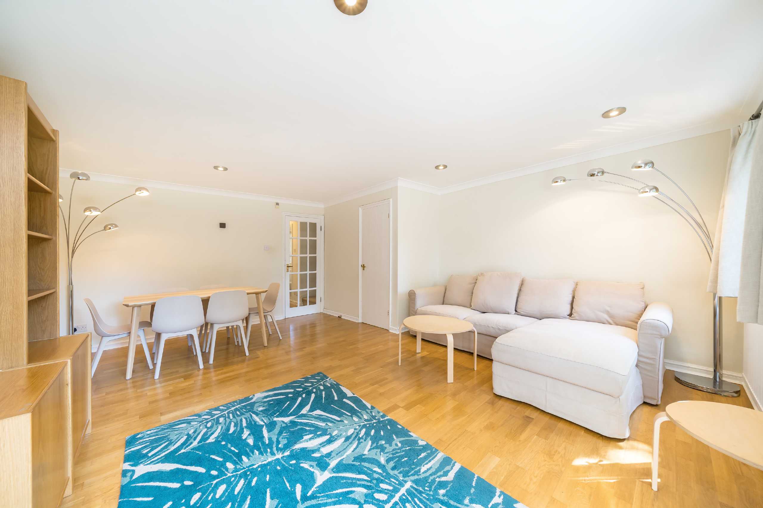House Woodlawn Close in Greater London