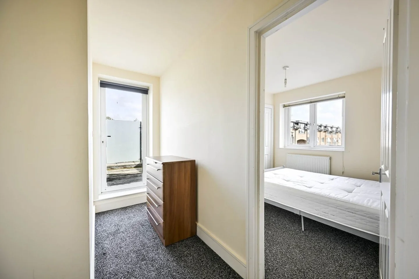 Flat Robinson Road in Greater London