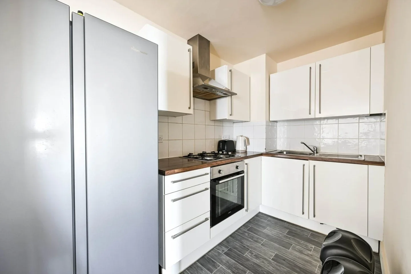 Flat Robinson Road in Greater London