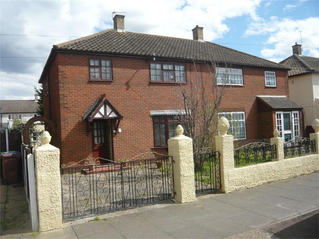 House Daiglen Drive in South Ockendon